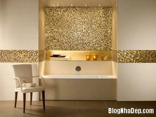 Phòng tắm sáng bừng với gạch mosaic thủy tinh