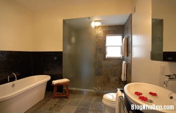 Phòng tắm thêm rộng và thoáng với cửa kính hiện đại