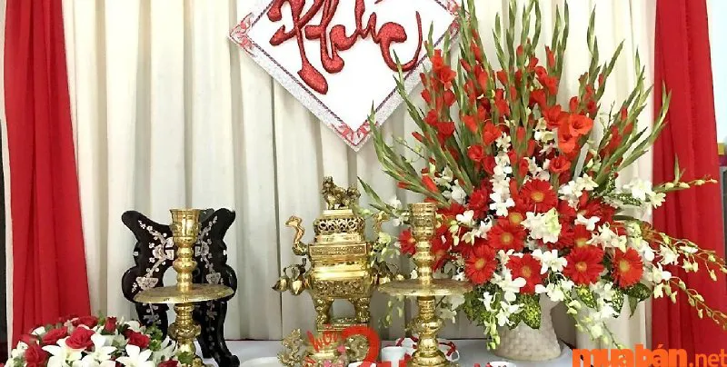 Về nhà mới nên cắm hoa gì trên bàn thờ để vừa thẩm mỹ vừa hợp phong thủy?